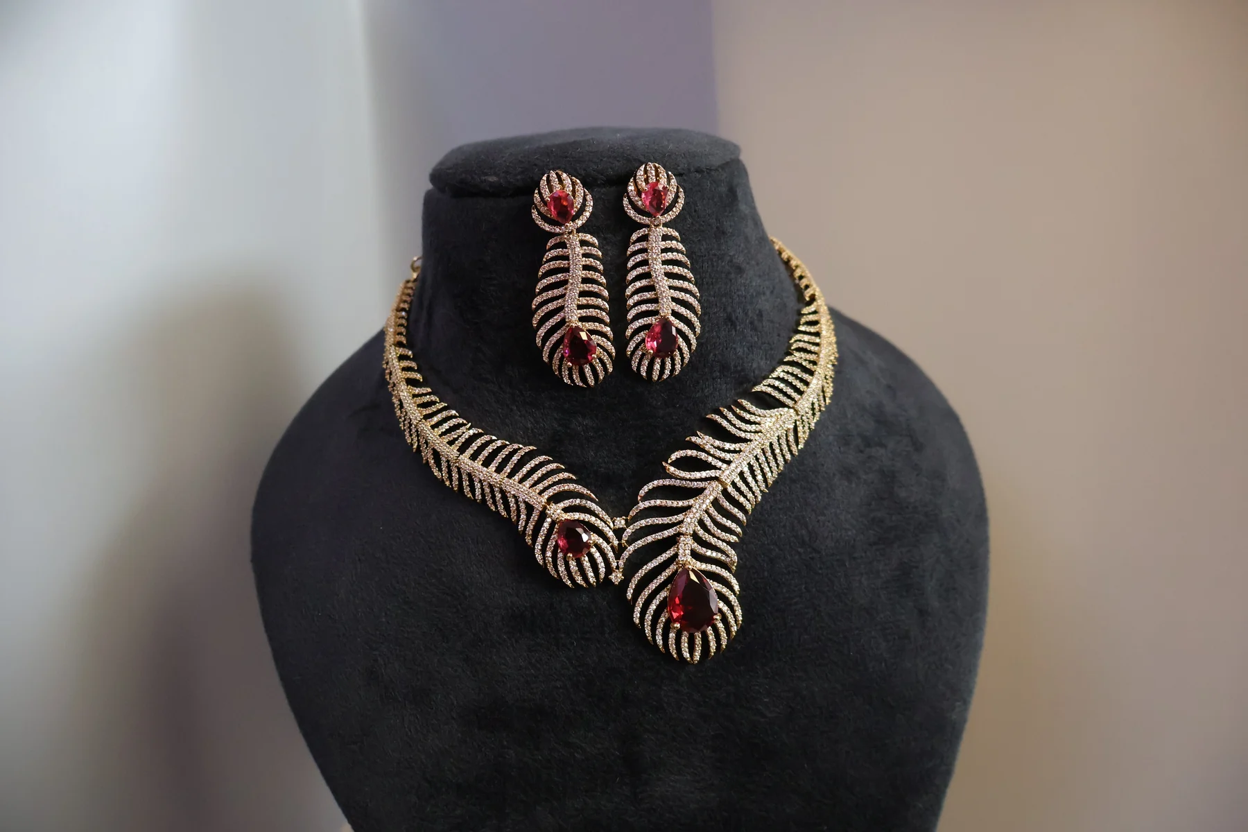 Sculpted Gold Leaf Necklace Set – alternate product view 2